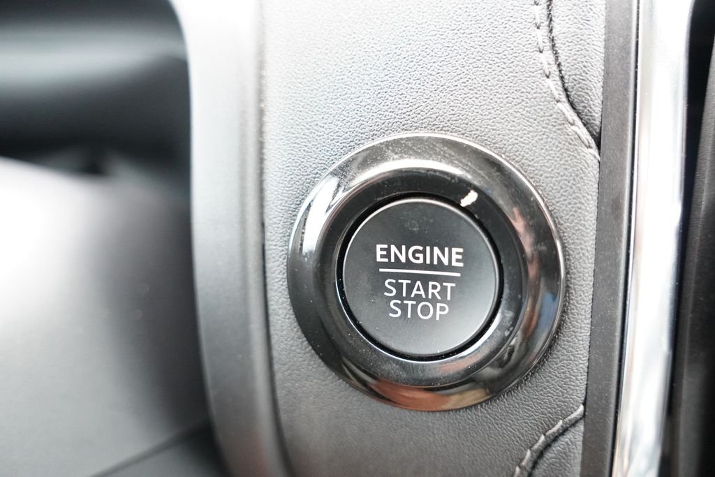 Used 2025 Silver Metallic Ford Platinum image 38