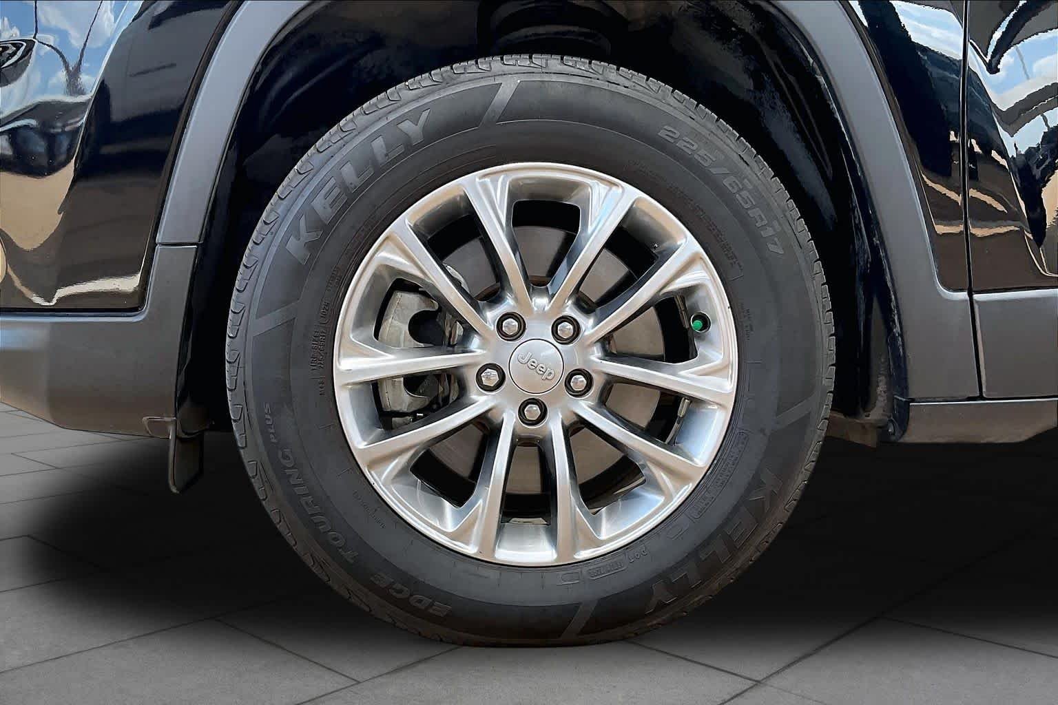 Used 2021 Diamond Black Crystal Pearlcoat Jeep Latitude Lux image 11