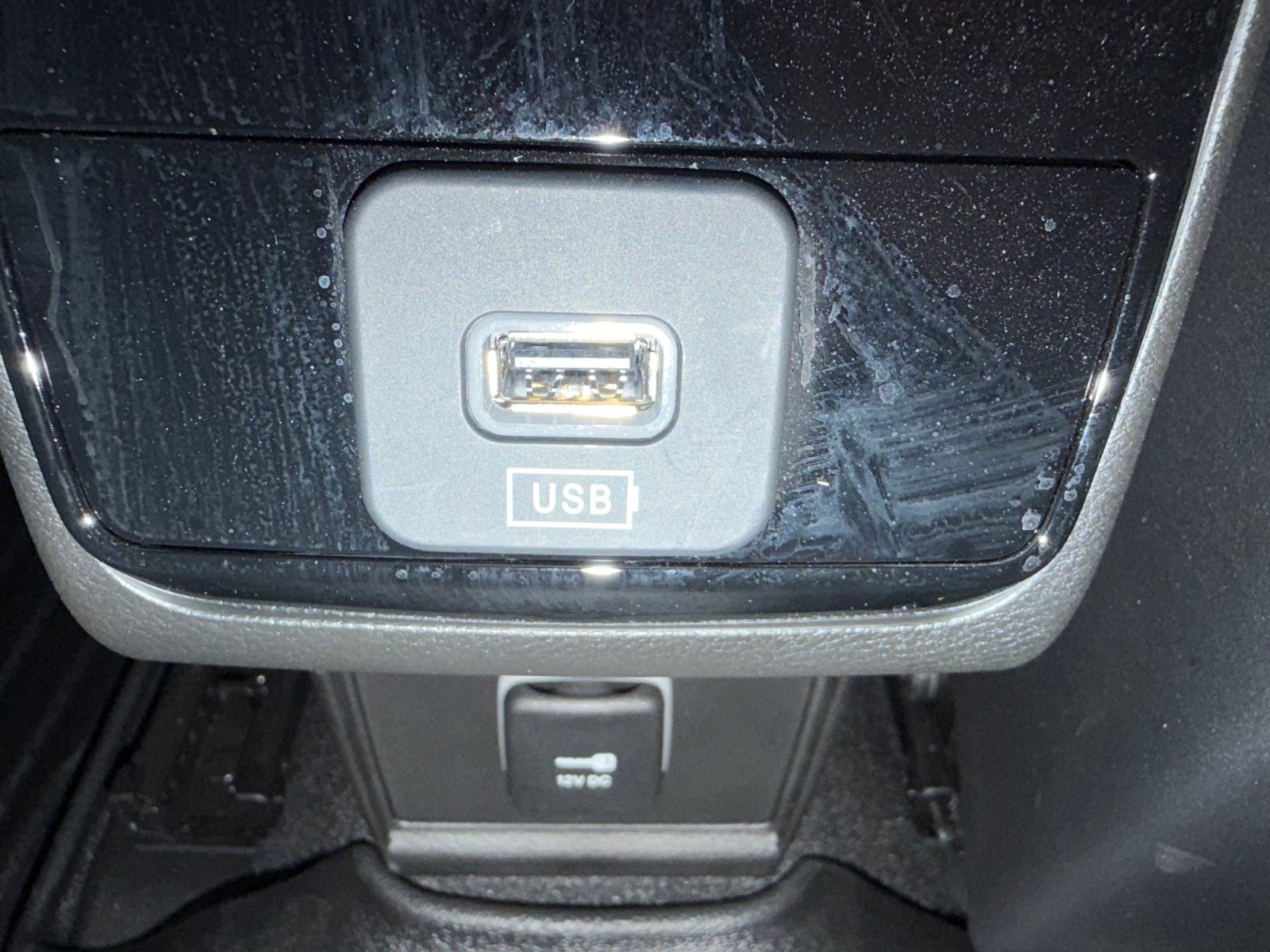 Used 2025 Silver Zynith Metallic Clearcoat Jeep Latitude image 36