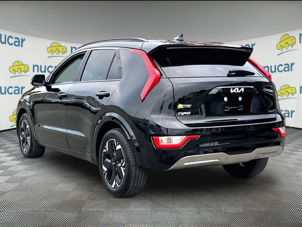 Used 2025 Black Kia Wind image 4