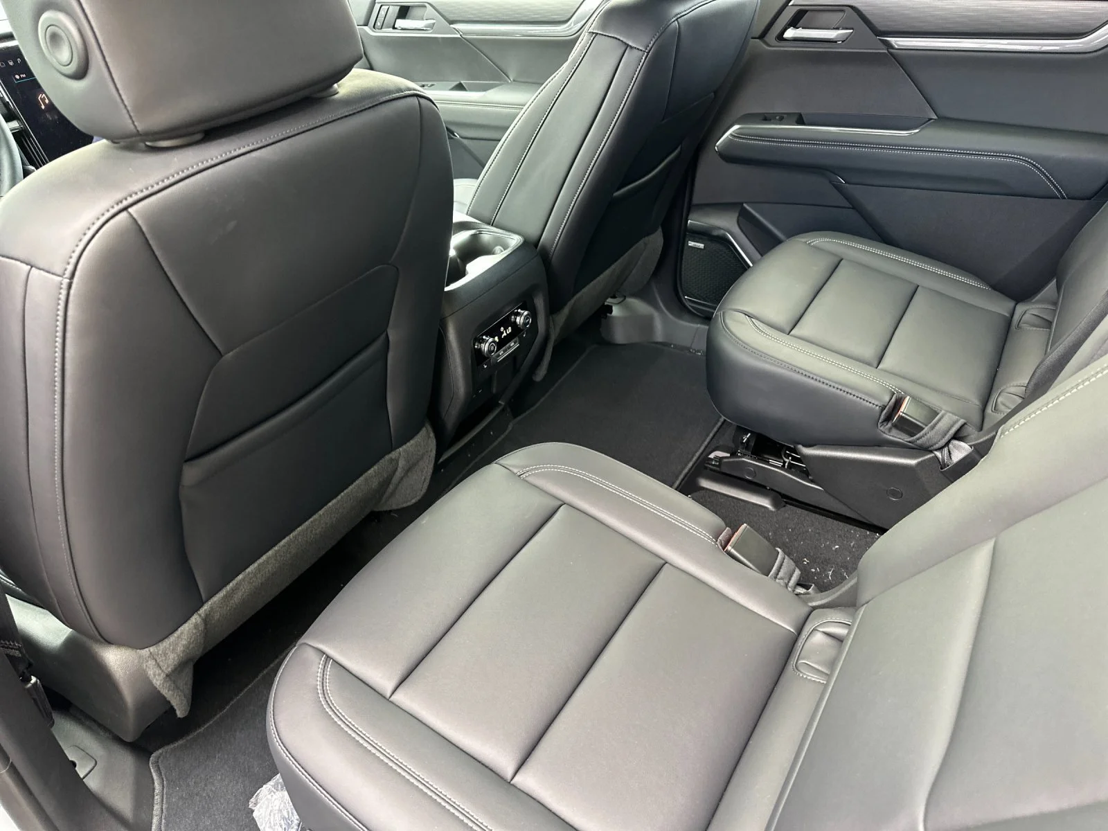 New 2027 Glacier White Tricoat GMC Elevation image 11