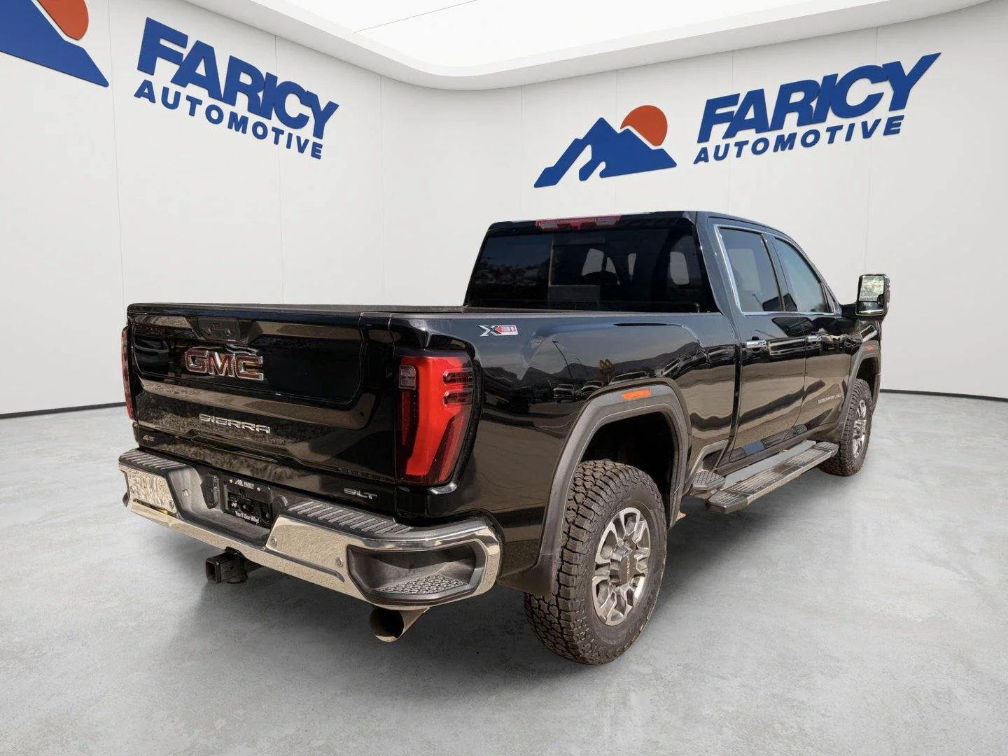 Used 2025 Onyx Black GMC SLT image 10