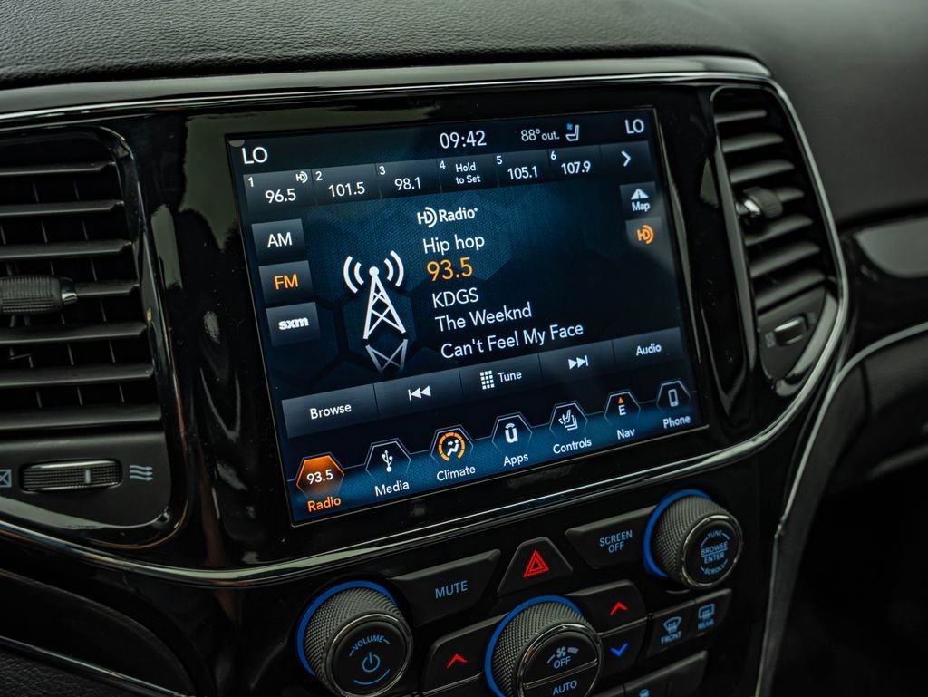 Used 2019 Bright White Clearcoat Jeep Trailhawk image 27