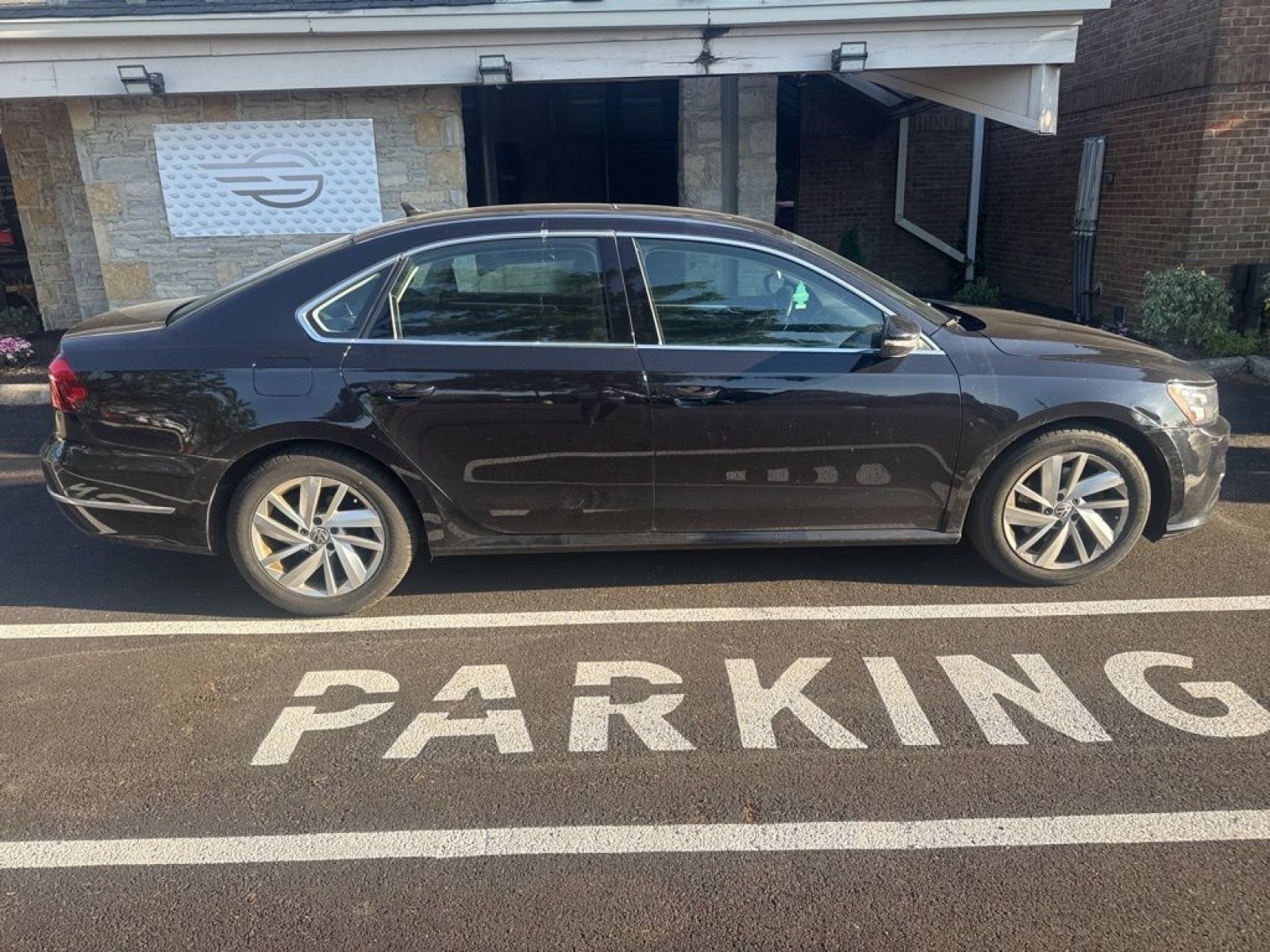 Used 2018 Deep Black Pearl Metallic Volkswagen 2.0T SE image 7