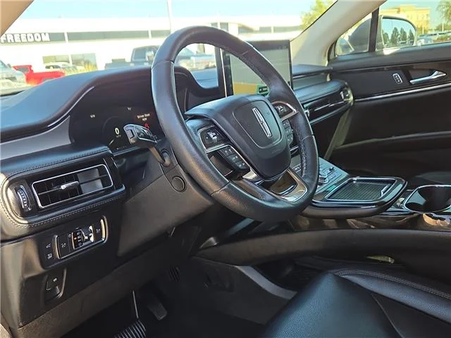 Used 2022 Silver Radiance Metallic Clearcoat Lincoln Standard Front-Wheel Drive image 8