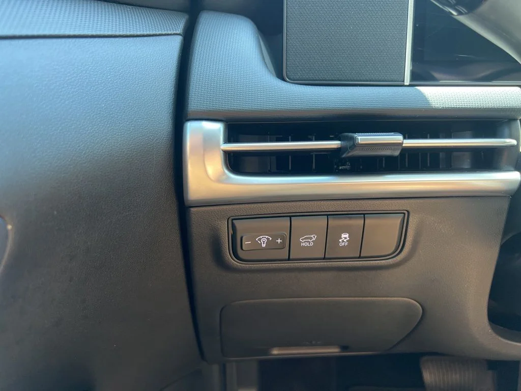 Used 2025 White Hyundai SEL image 8