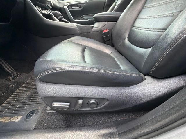 Used 2020 Silver Sky Metallic Toyota XLE Premium image 9