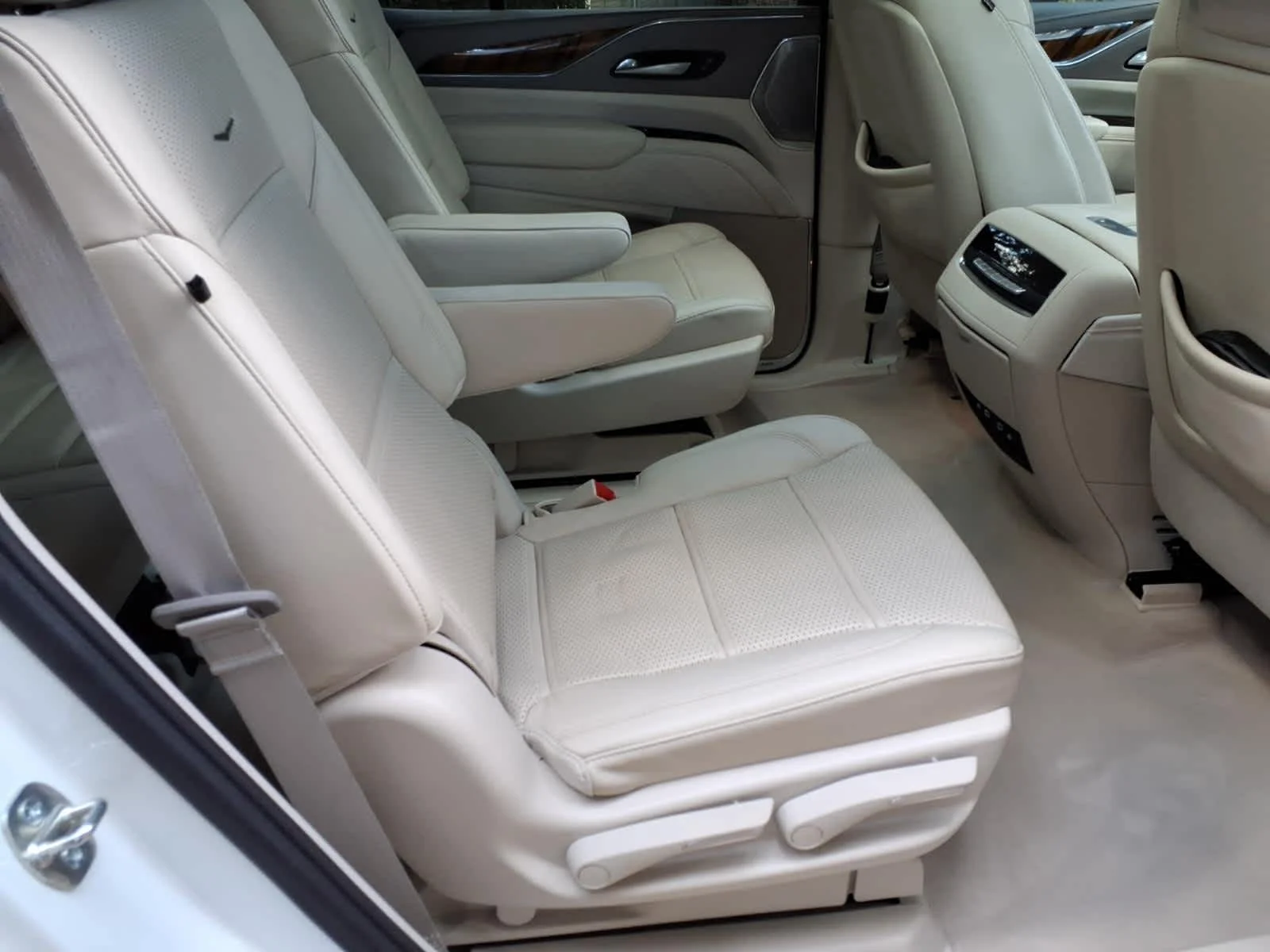 Certified Used 2024 Crystal White Tricoat Cadillac Sport Platinum image 17