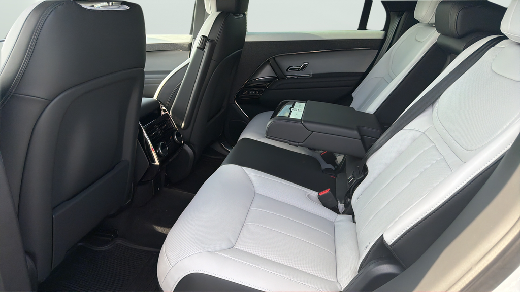 New 2026 Fuji White Land Rover Dynamic SE image 18