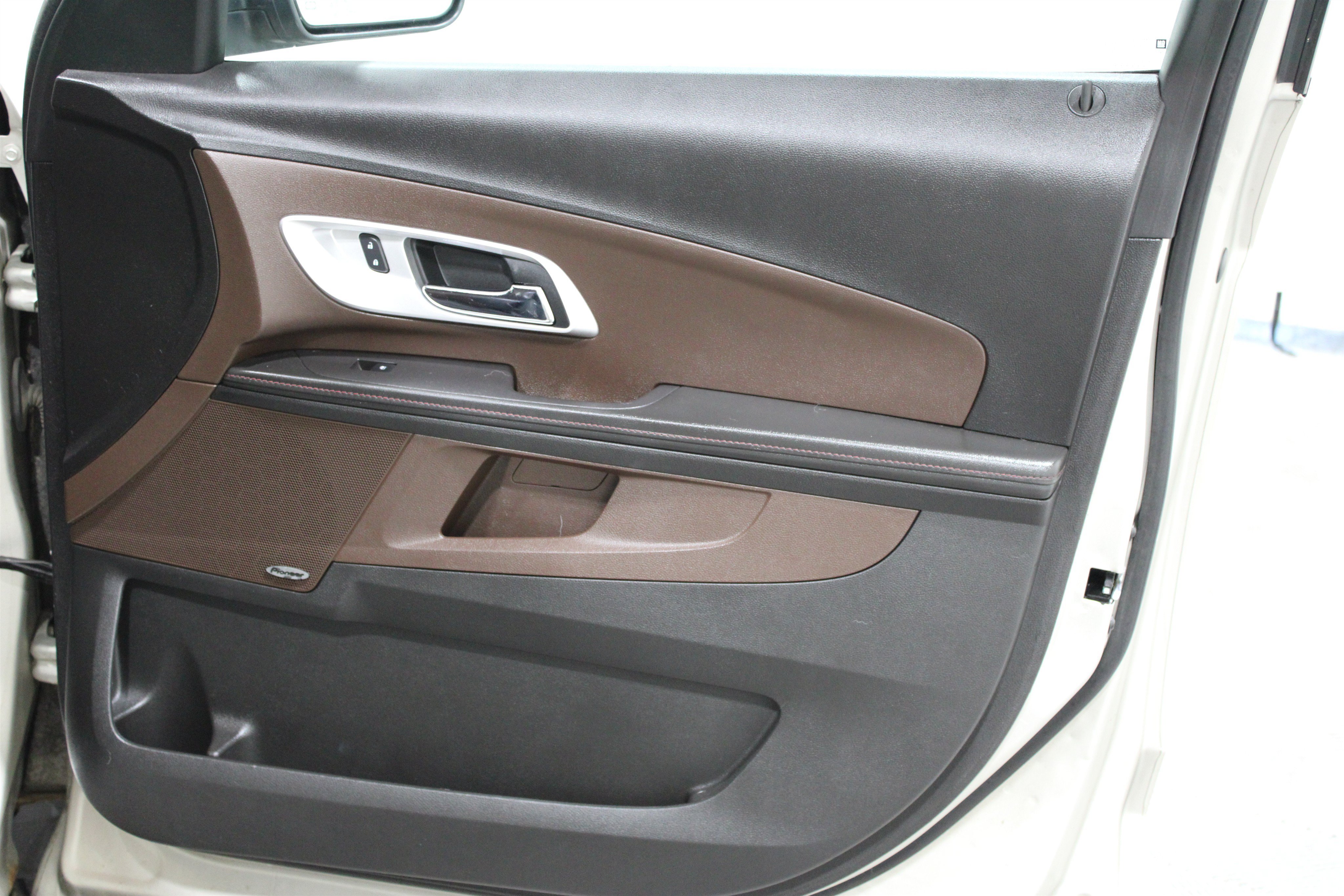 Used 2015 Champagne Silver Metallic Chevrolet LT image 28