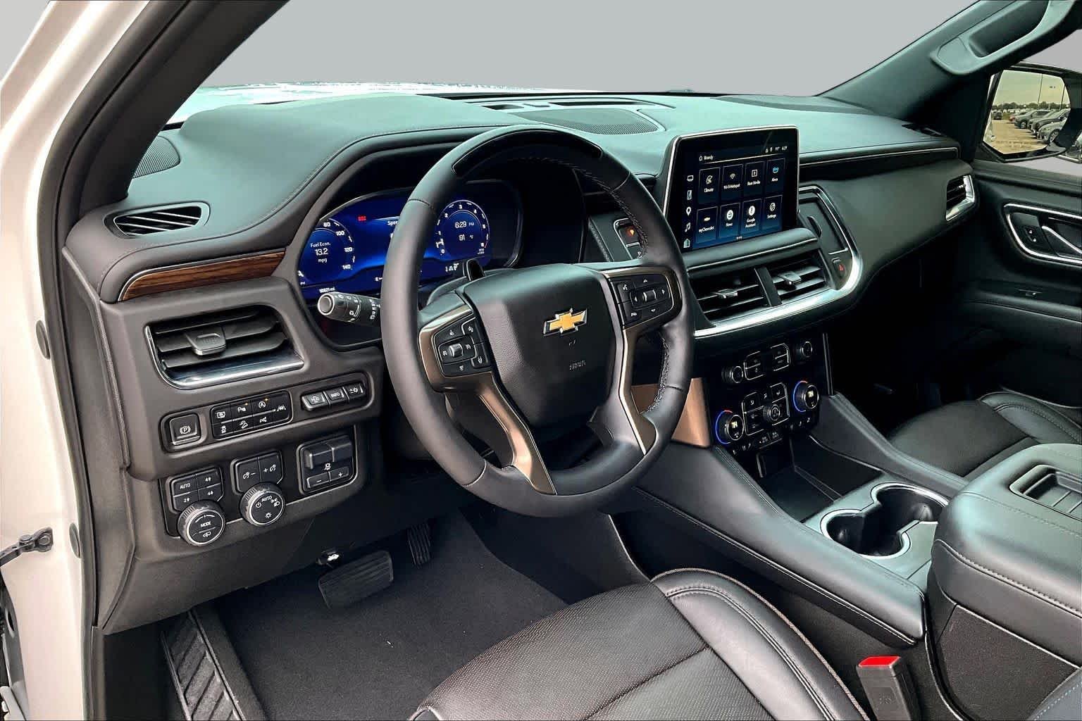 Used 2023 Iridescent Pearl Tricoat Chevrolet High Country image 17