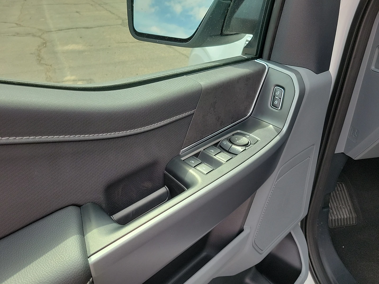 New 2026 Oxford White Ford XLT image 11