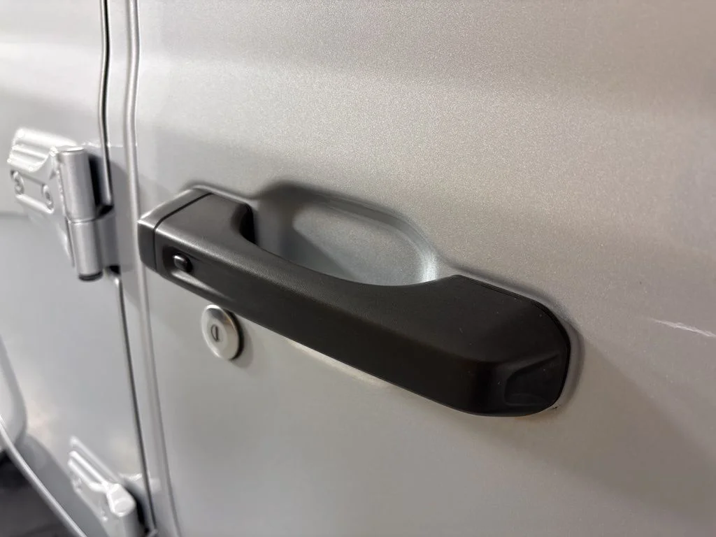 Used 2022 Silver Zynith Clearcoat Jeep Unlimited Sahara image 12