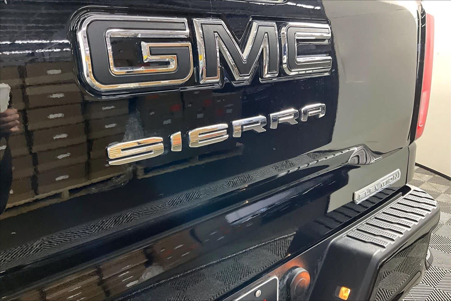 Used 2024 Onyx Black GMC Elevation image 31