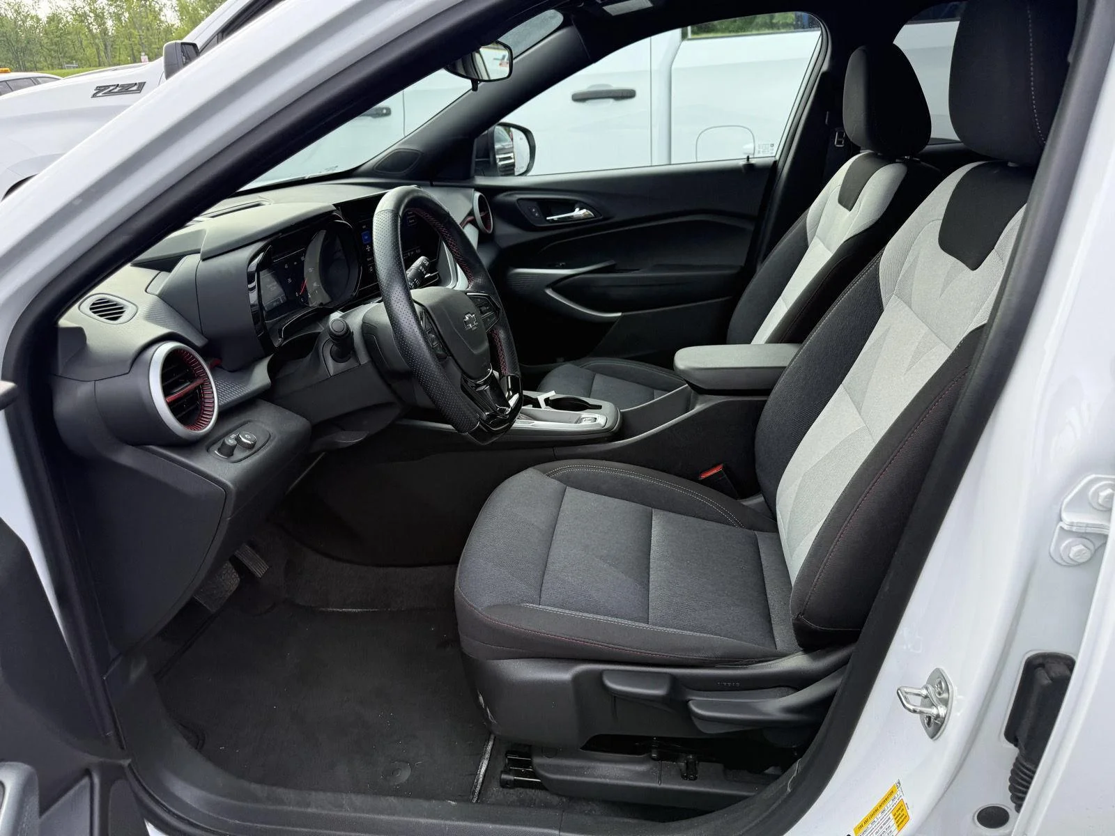 Used 2025 Summit White Chevrolet 1RS image 4