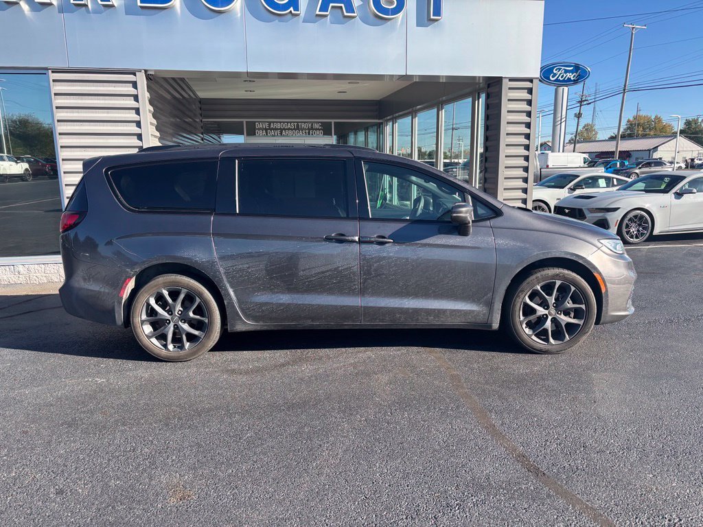 Used 2022 Granite Crystal Clearcoat Metallic Chrysler Touring L image 4