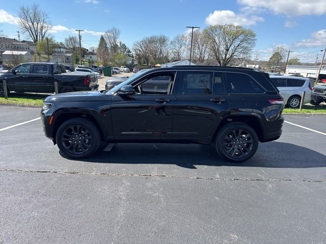 New 2026 Diamond Black Crystal Pearl-Coat Exterior Paint Jeep Limited Reserve image 4