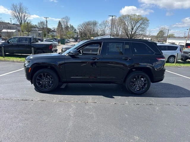 New 2026 Diamond Black Crystal Pearl-Coat Exterior Paint Jeep Limited Reserve image 4