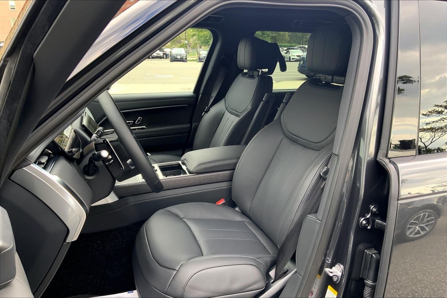 New 2027 Carpathian Grey Land Rover SE image 9