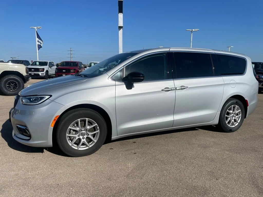 2024 Chrysler Pacifica Touring L - Photo 6