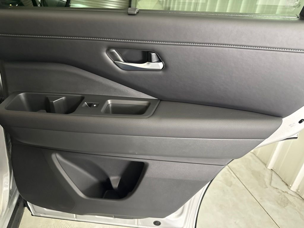 Used 2025 Brilliant Silver Metallic Nissan SL image 19