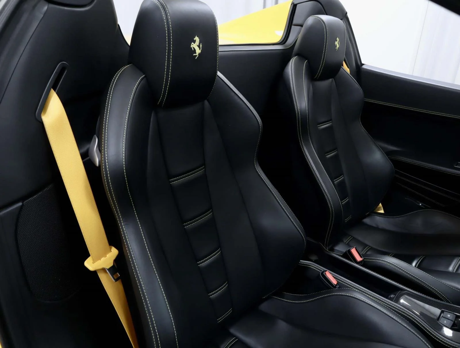 Used 2013 Giallo Modena Ferrari 2dr Conv image 17