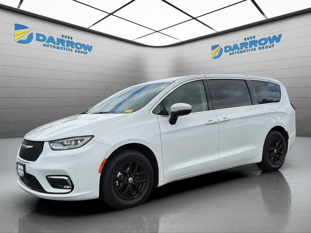 2023 Chrysler Pacifica Touring L's photo
