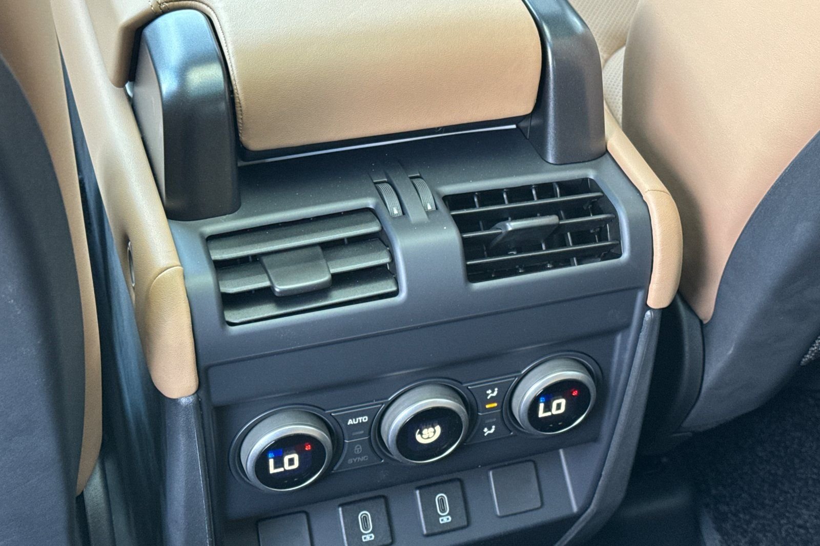 2026 Land Rover Defender X-Dynamic SE - Photo 13