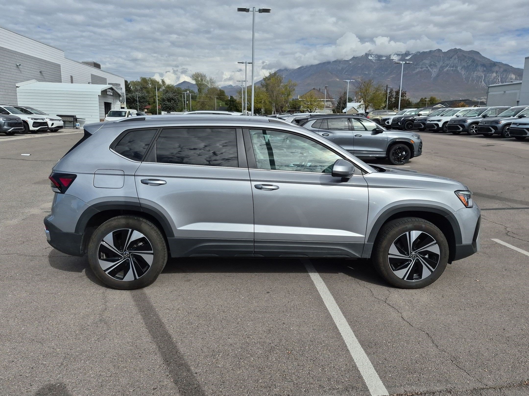New 2026 Pyrite Silver Metallic Volkswagen SE image 2