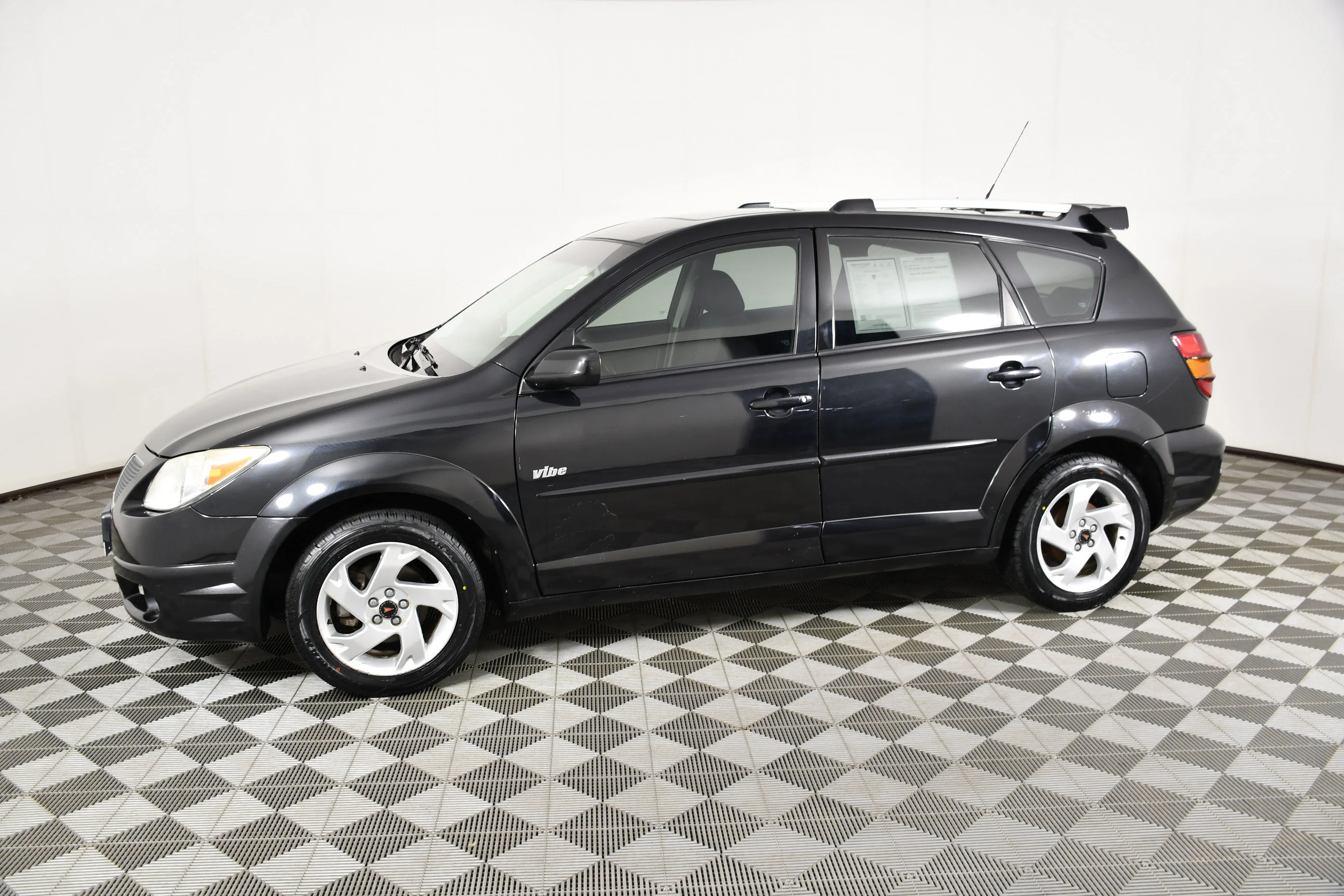 Used 2005 Abyss Black Pontiac Base image 9
