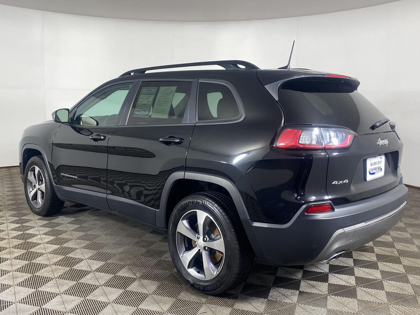 Used 2022 Diamond Black Crystal Pearlcoat Jeep Limited image 4