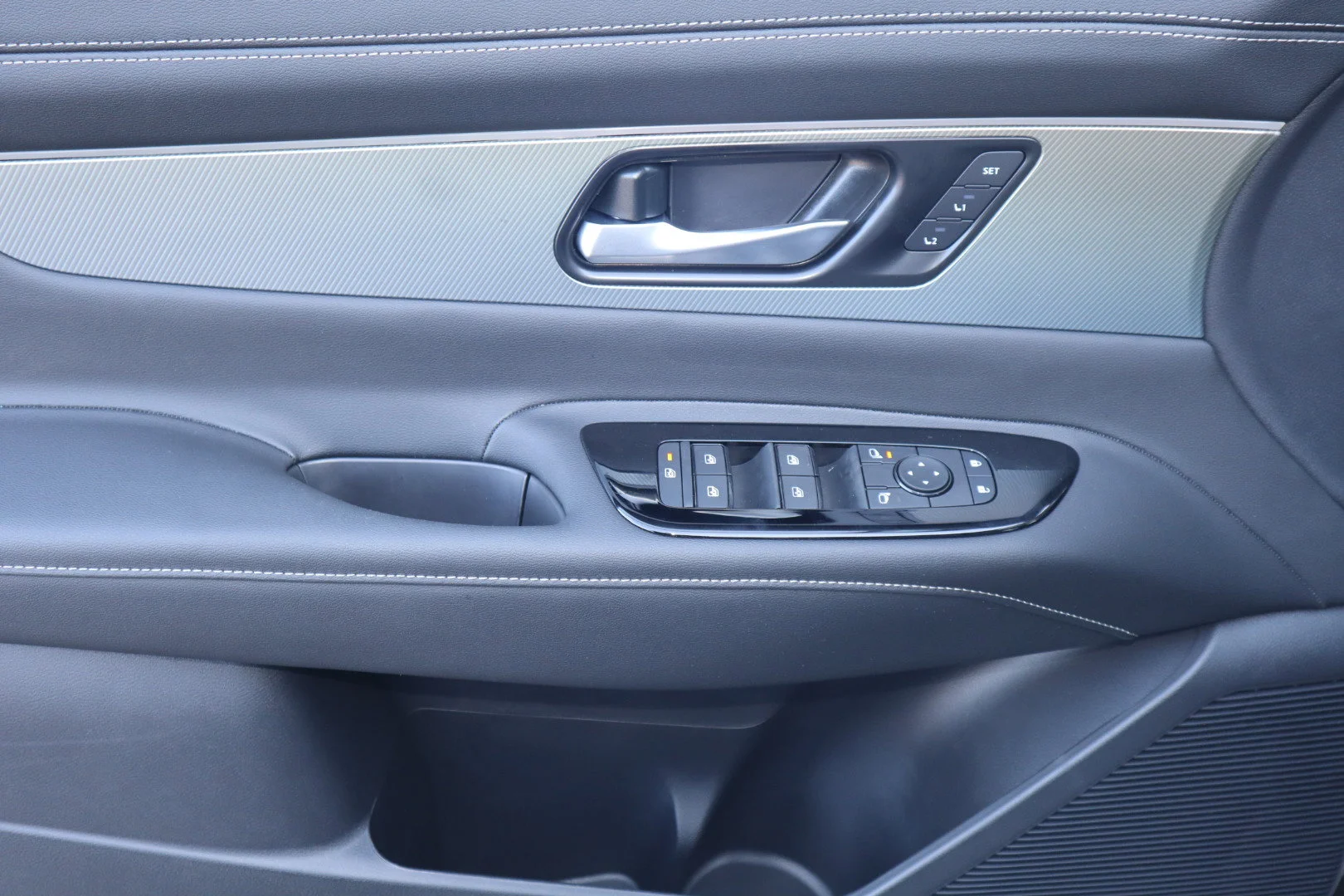 New 2026 Everest White Pearl TriCoat Nissan SL image 13