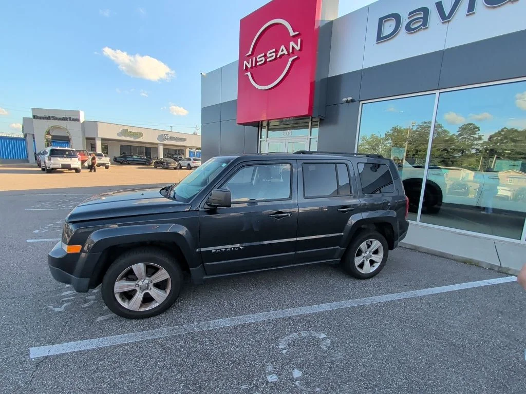 Used 2014 Gray Jeep Latitude image 2