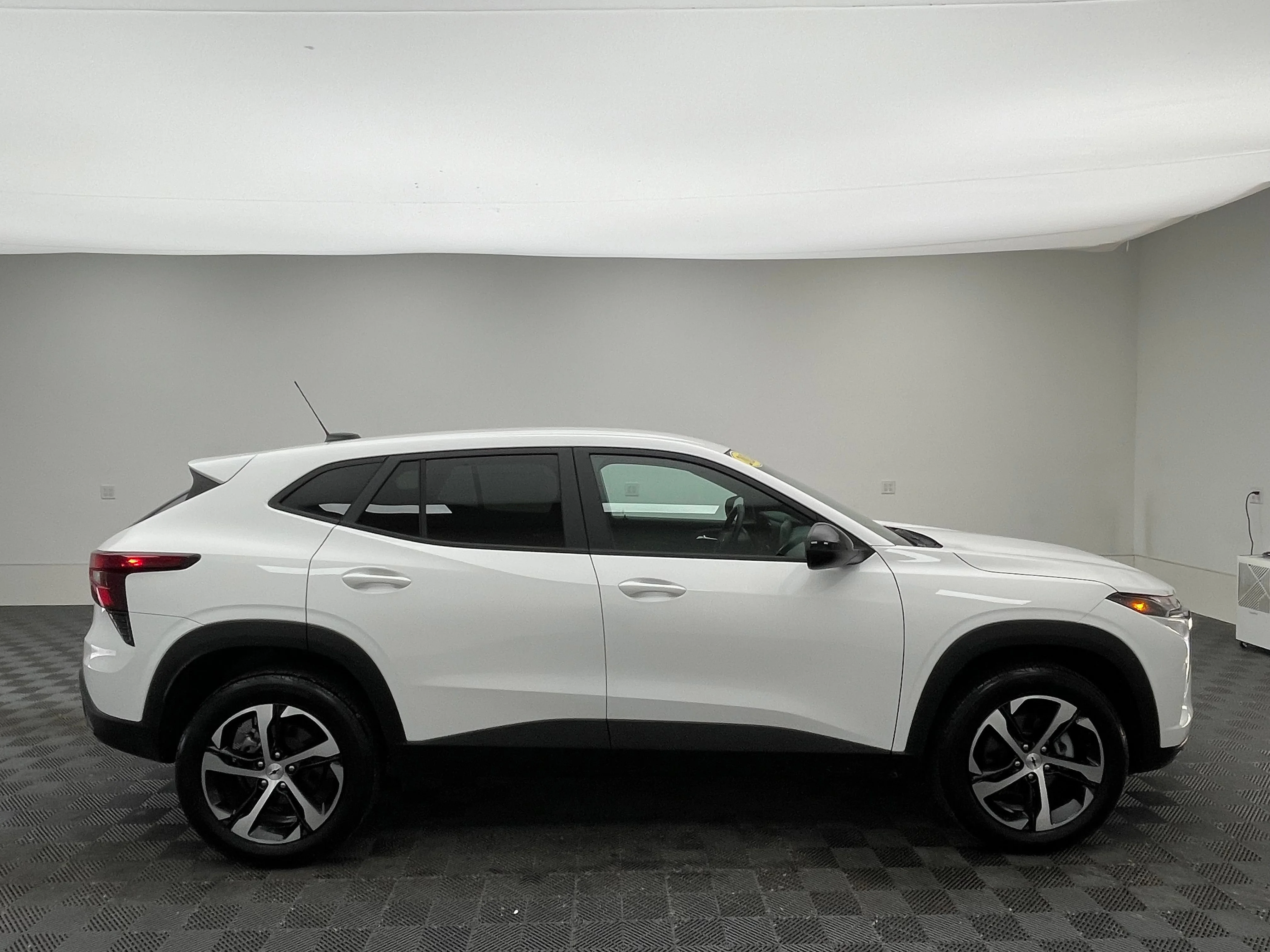 Used 2024 Summit White Chevrolet 1RS image 6