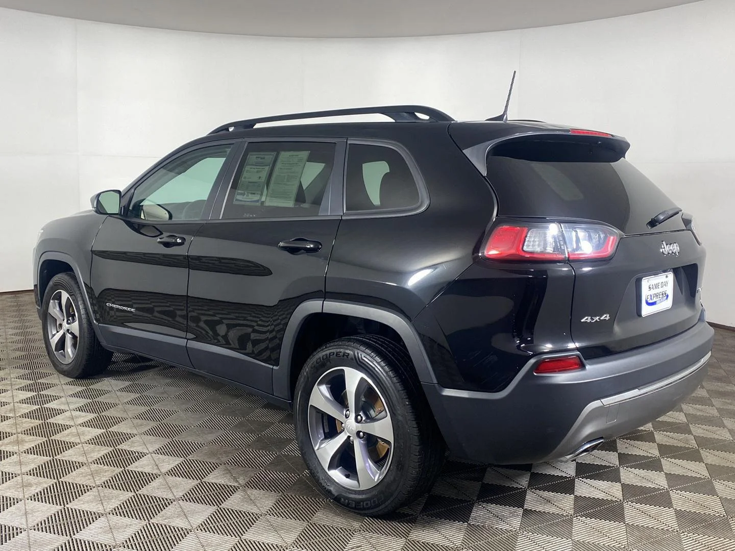 Used 2022 Diamond Black Crystal Pearlcoat Jeep Limited image 4