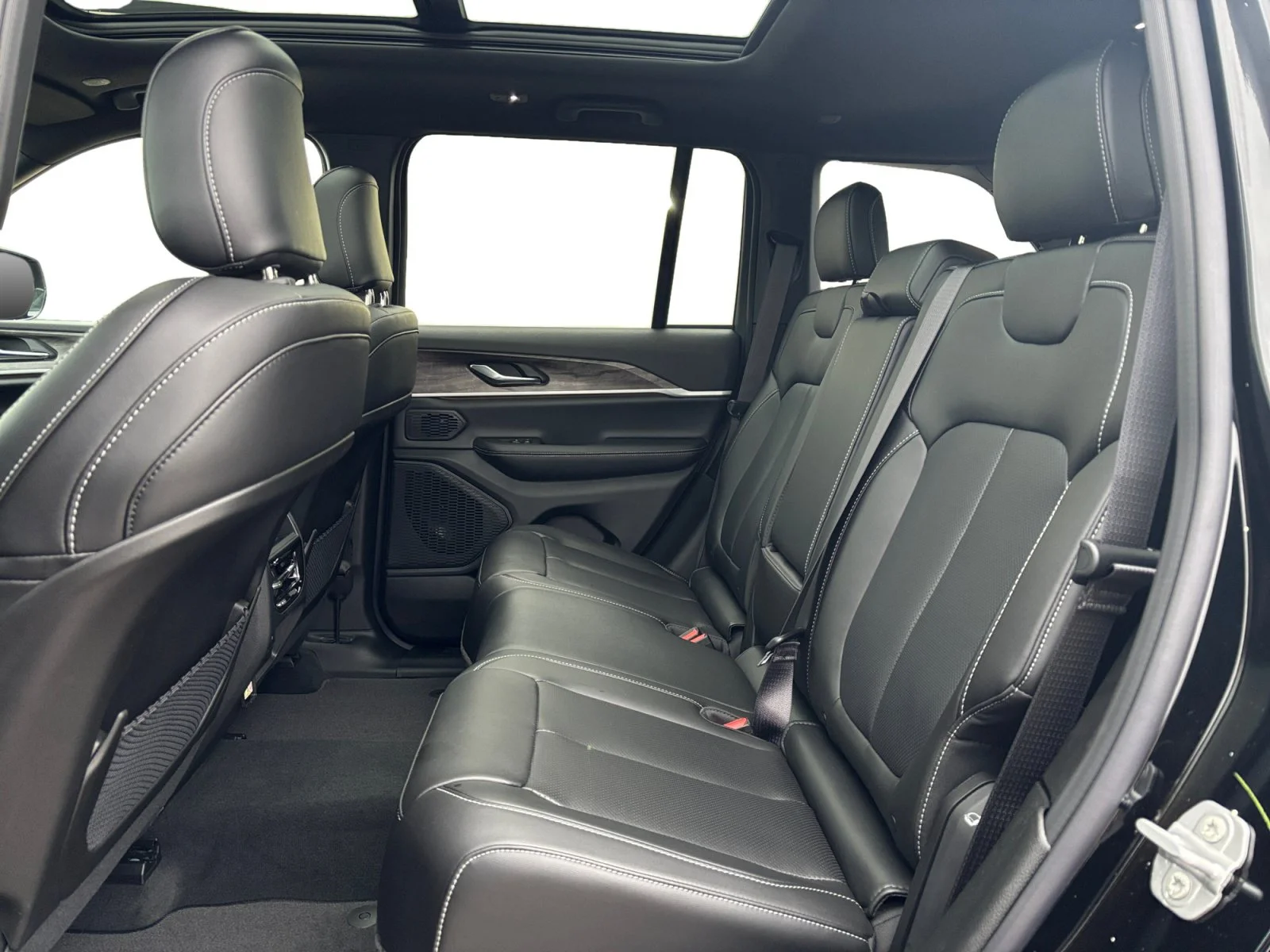 New 2027 HIGH GLOSS BLACK Jeep Limited image 16