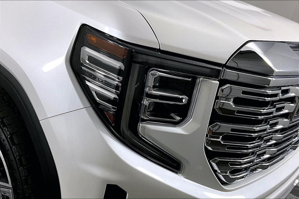 Used 2024 White GMC Denali image 30