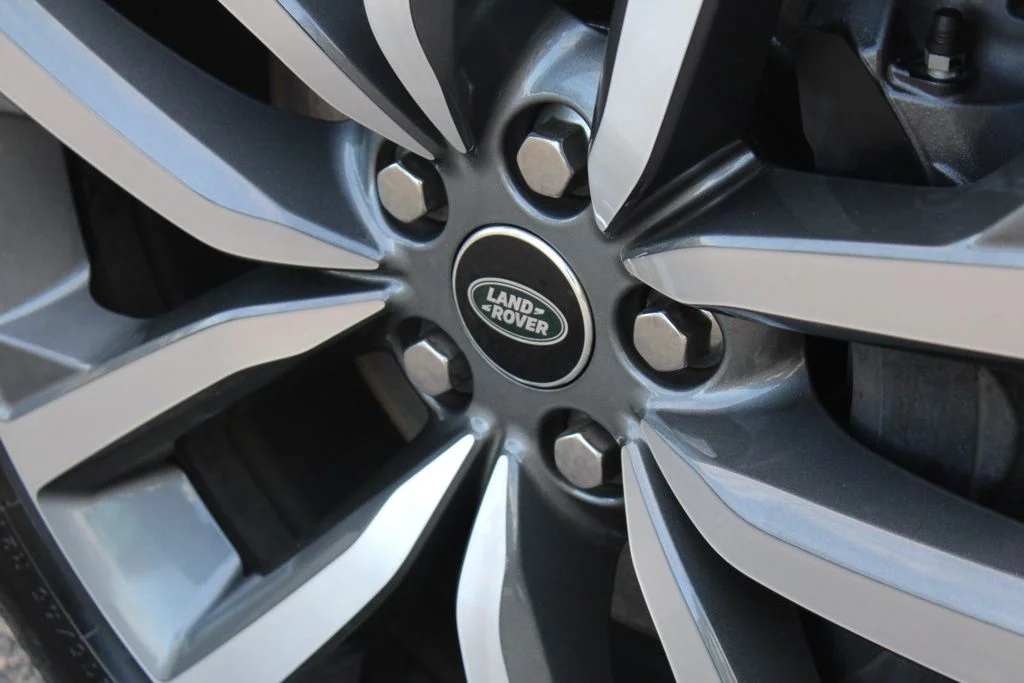 Used 2025  Land Rover Dynamic SE image 12