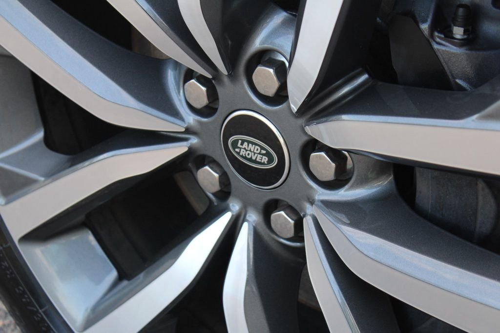 Used 2025  Land Rover Dynamic SE image 12