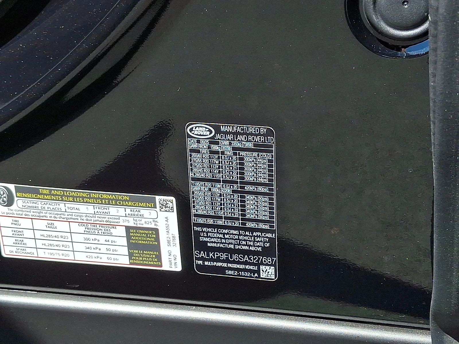 Certified Used 2025 Santorini Black Metallic - 1AG Land Rover P400 SE image 28