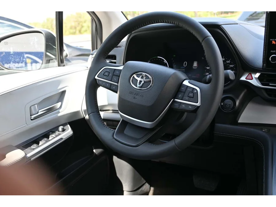 New 2025 WHITE Toyota XLE Mobility Handicap Van image 23