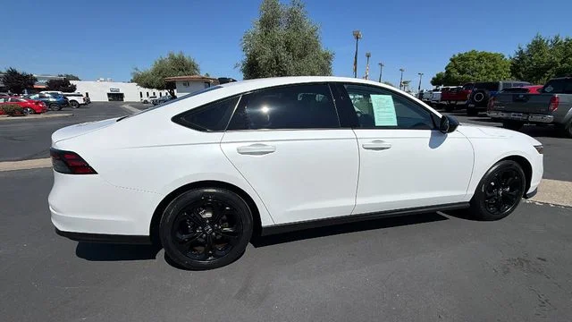Used 2025 White Honda SE image 3