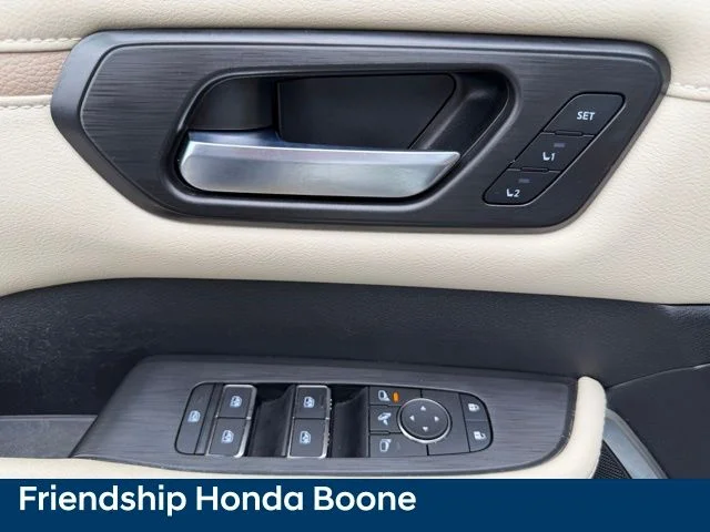 Used 2025 White Nissan Platinum Reserve image 13