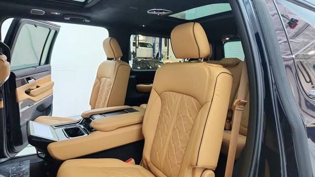 2025 Jeep Grand Wagoneer Series III - Photo 15