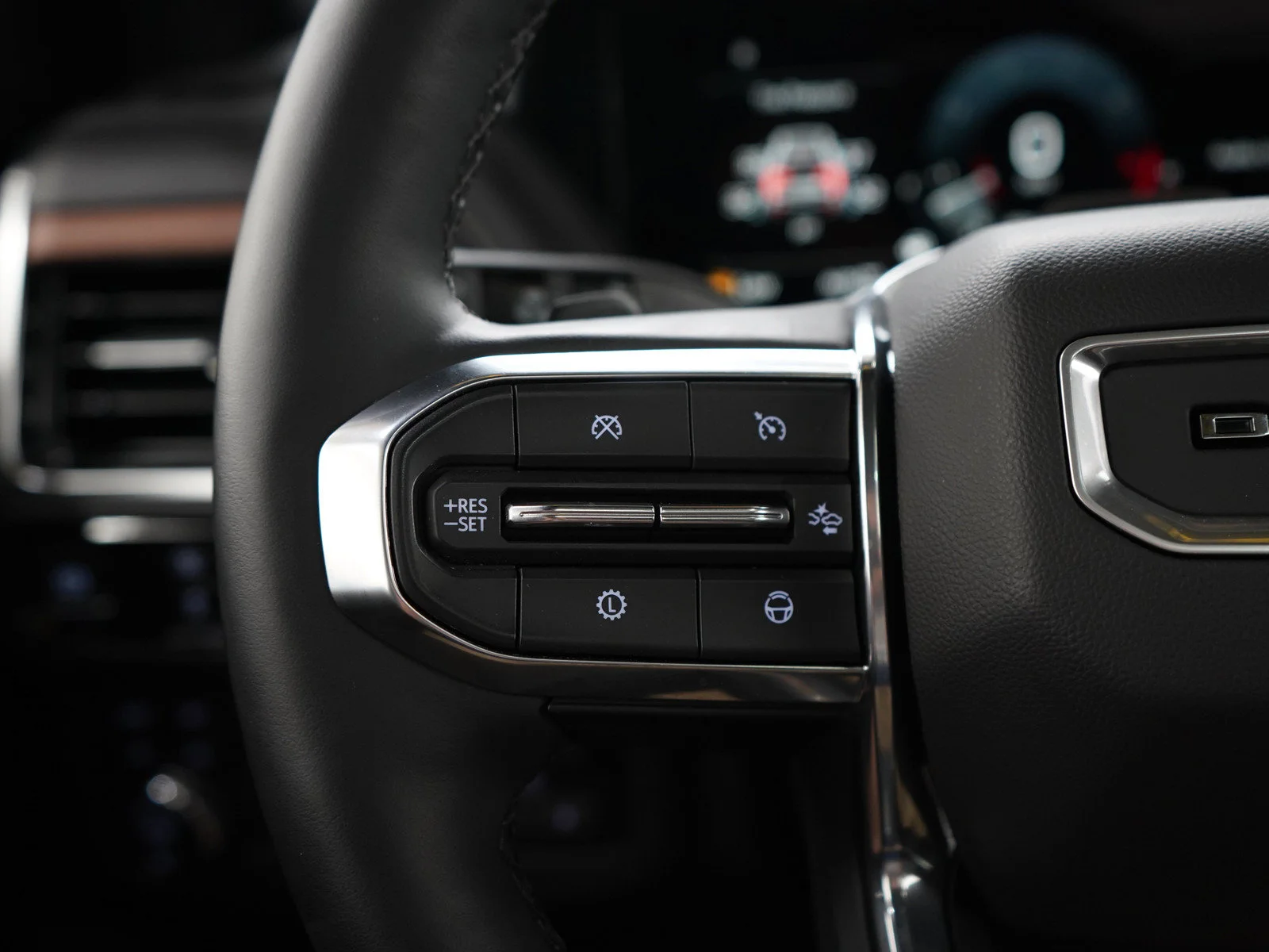 Used 2025  GMC Denali image 27