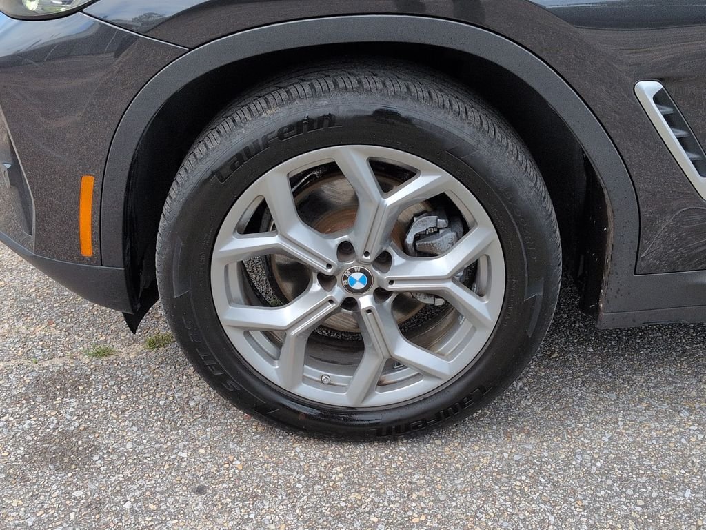 Used 2024 Gray BMW xDrive30i image 9