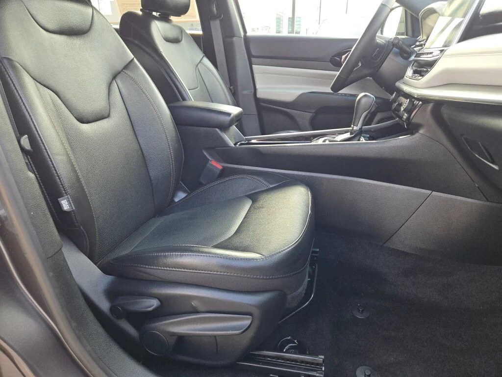 Used 2023 Crystal Metallic Jeep Limited image 4