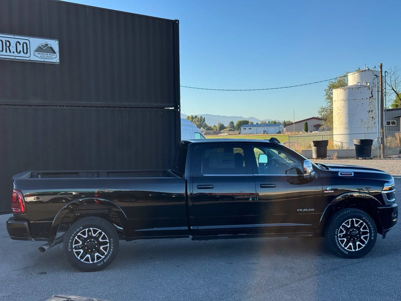 New 2027 Diamond Black Crystal Pearl-Coat Exterior Paint RAM Limited image 5