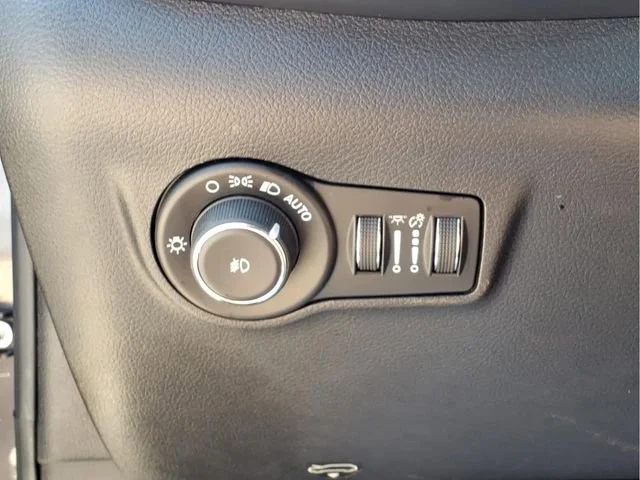 Used 2024  Jeep Latitude image 15