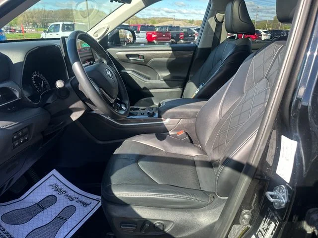 Used 2021 Black Toyota Platinum image 14